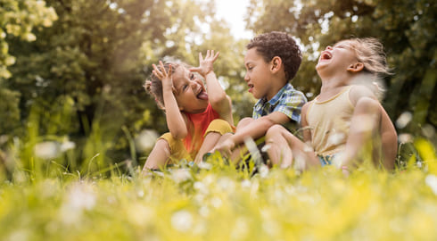 Enfants jouant dans l'herbe