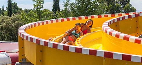 enfants glissant dans les toboggans