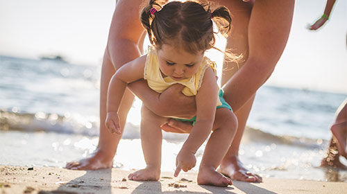Bébé sur la plage avec sa mère