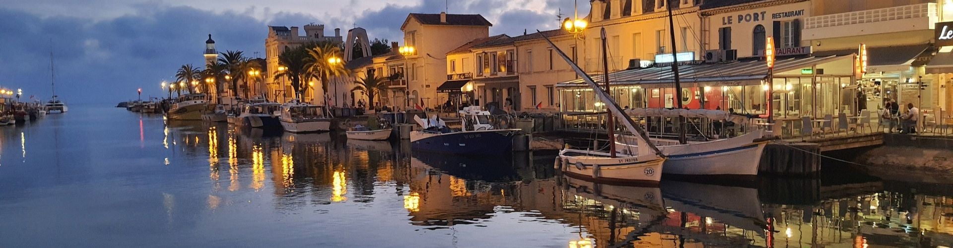 Grau du roi port nuit éclairé