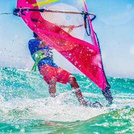 Zeilen / Windsurfen dicht bij de Camping Vilanova Park tot Vilanova I La Geltru Homair