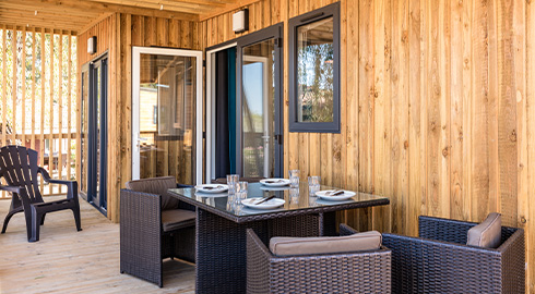 Majestueuse terrasse spacieuse et mobilier en rotin de la gamme Ultimate - Camping Marina d'Erba Rossa 