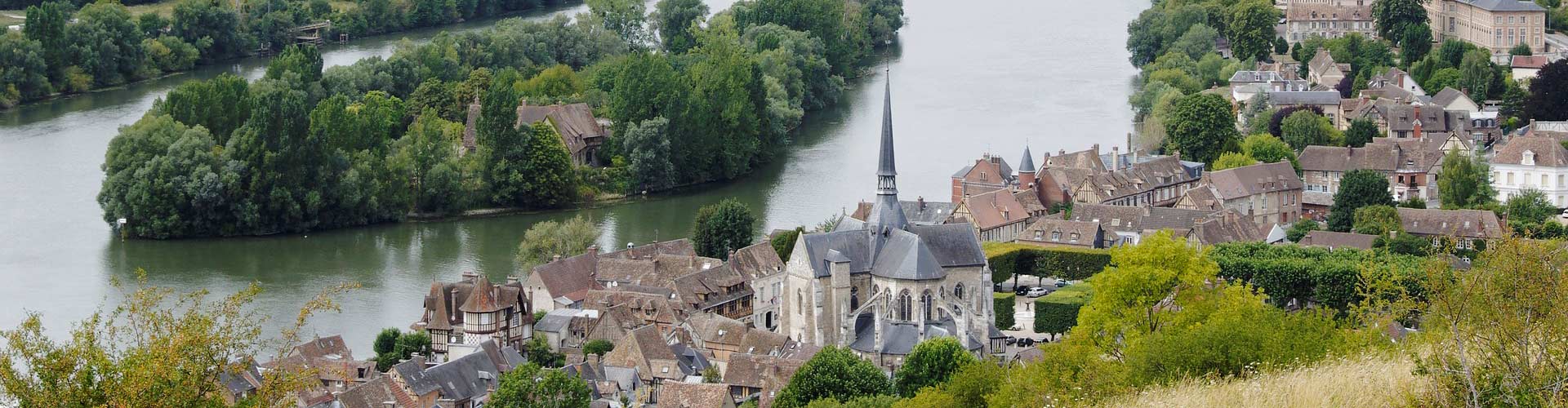 Vue aérienne de Les Andelys au bord de la Seine dans l'Eure