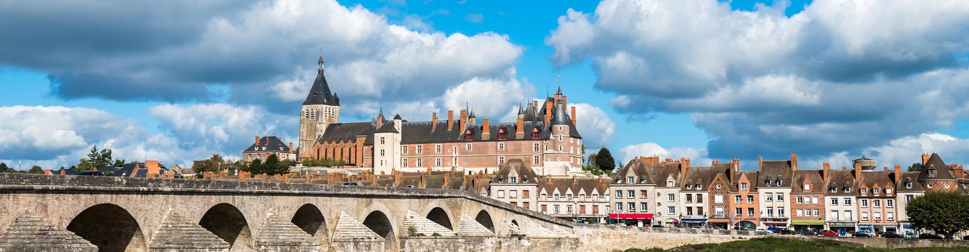 Vue sur Gien et son château en bord de Loire