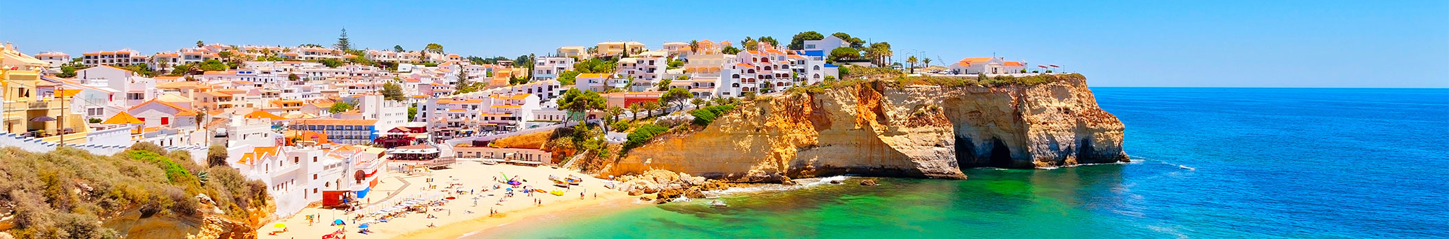 Ville de la côte Algarve et sa plage dans le sud du Portugal