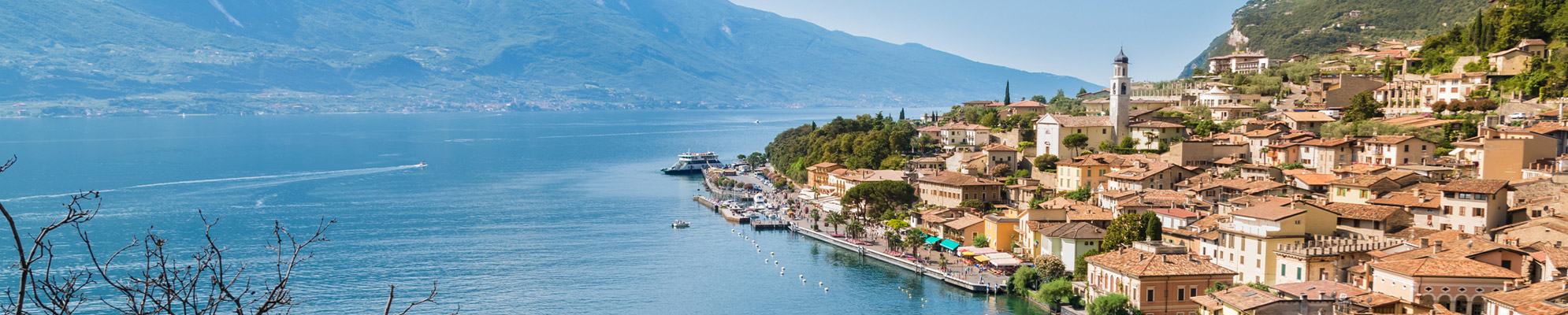 Villaggio ai piedi del Lago di Garda in Italia