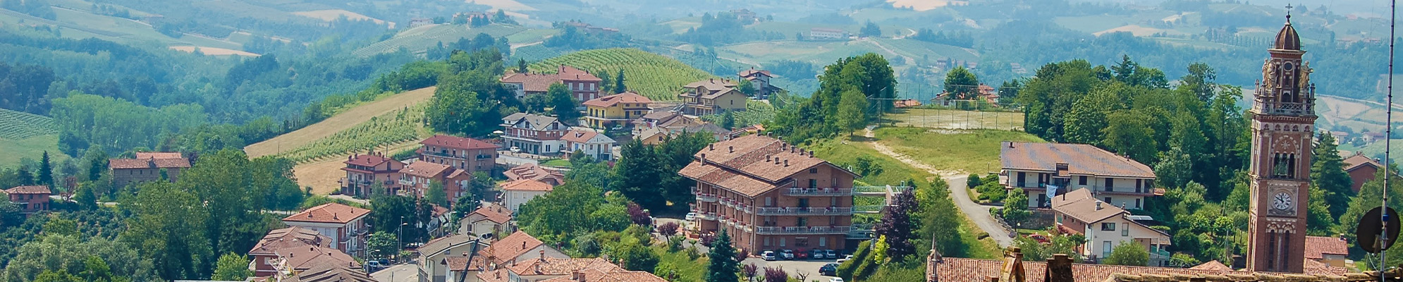 Villaggio ai piedi delle Alpi nella regione Piemonte