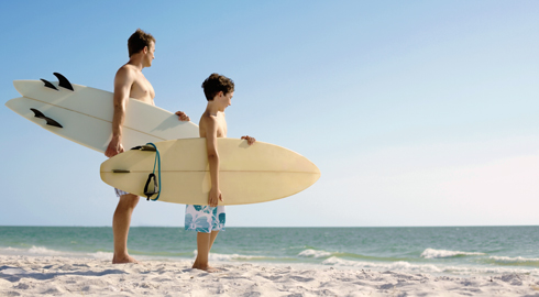 Essayez le surf lors de vos vacances en camping bord de mer Homair