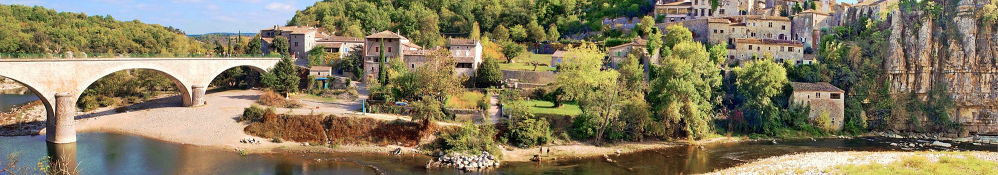 Camping en Ardèche pour des vacances en famille au bord de la rivière