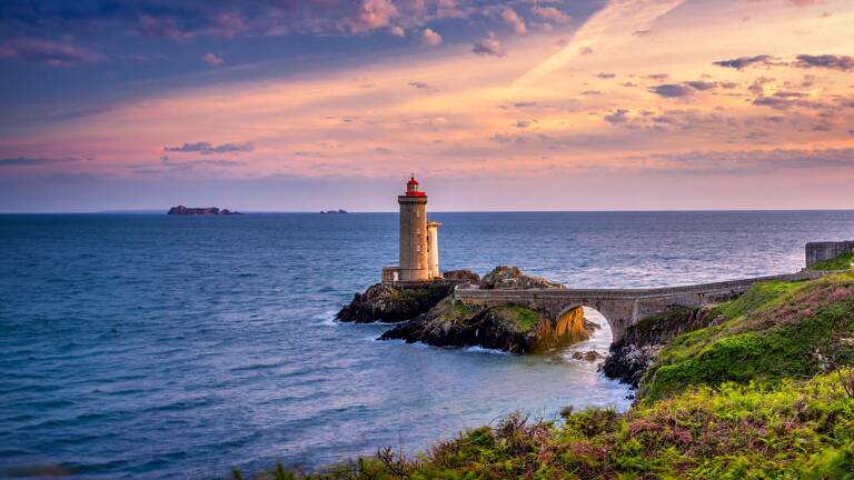 Un phare côtier sur la pointe du Finistère, en Bretagne