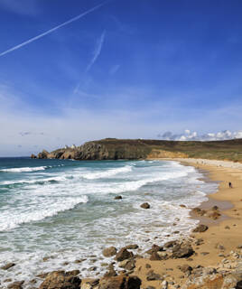 Typischer Strand in der Nähe eines Campingplatzes in der Bretagne