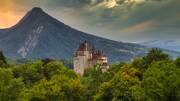 Le Château d'Annecy qui domine le lac, les montagnes de Savoie derrière