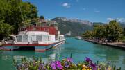Le jardin de l'Europe et une péniche au bord du lac d'Annecy