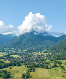 Vue sur le village de Lathuile, près d'Annecy, en Savoie