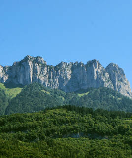 Massif montagneux de la réserve du Roc de Chère