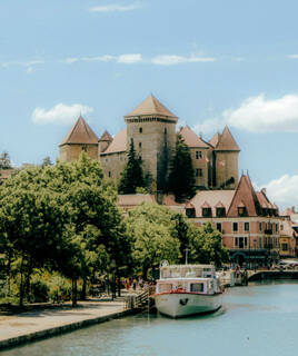 Musée d'Annecy et ses canaux devant