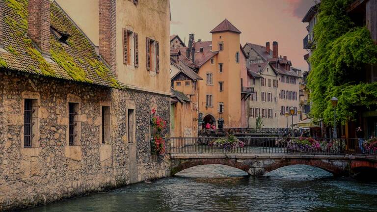 La vieille ville d'Annecy, son pont pittoresque et ses canaux.