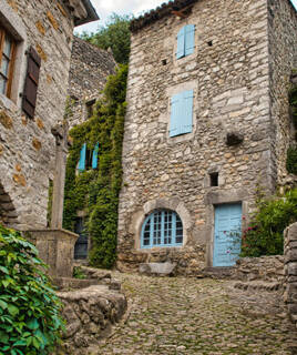 Les ruelles pittoresques du village de Labaume.