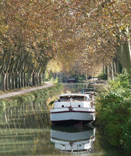 le Canal du Midi et un bateau