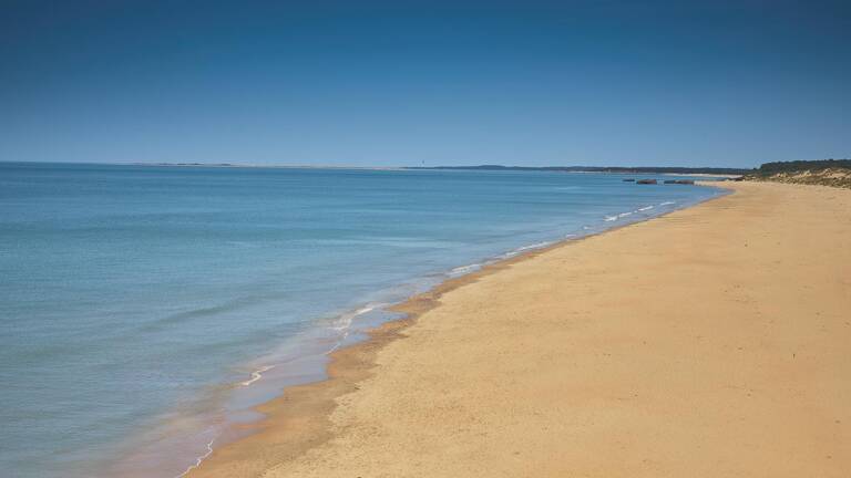 Plage de sable doré de la côte Atlantique en Charente Maritime