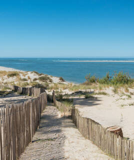 Accès piéton à une plage de sable sur la côte aquitaine