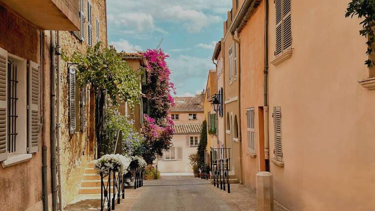 Petite ruelle fleurie du centre de Saint-Tropez