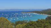 Vue aériennes de la baie de Porquerolles avec son littoral de pins et ses bateaux de plaisanciers