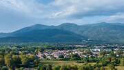 Le massif des Albère dominant Argelès sur Mer, dans les Pyrénées Orientales
