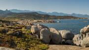 Plage rocheuse près de Calvi, en Haute-Corse