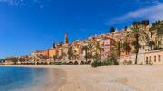 Le bord de mer et la plage de Menton, dans les Alpes Maritimes, PACA