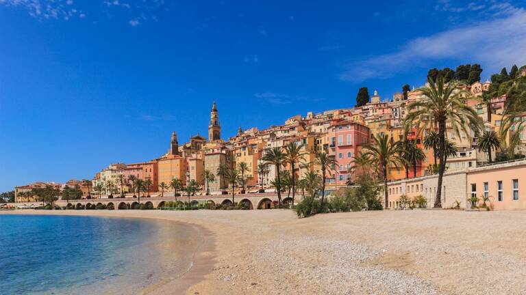 Le bord de mer et la plage de Menton, dans les Alpes Maritimes, PACA