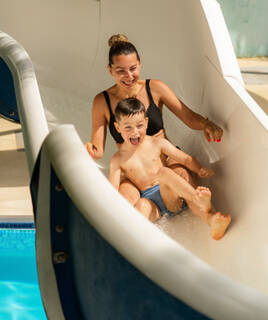 Famille dans toboggan aquatique