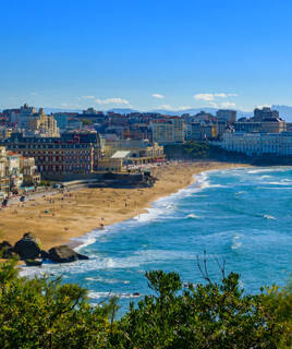 La ville de Biarritz au bord de l'Atlantique