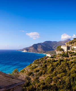 Vue sur les montagnes et la mer au Cap Corse