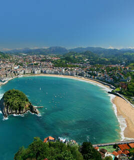 Vue sur la baie de San Sebastian à la frontière espagnole