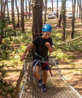 Parcours d'accrobranche pour enfants dans la forêt