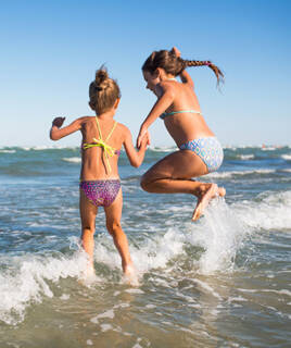 Enfants qui se baignent dans la mer