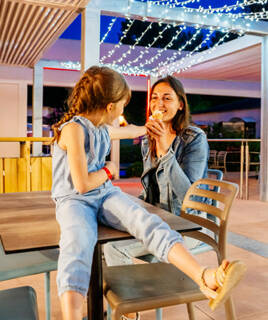 Moment de convivialité mère et fille au bar du camping