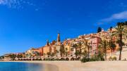 La ville de Menton et ses maisons colorées, dans les Alpes Maritimes