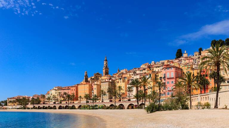 La ville de Menton et ses maisons colorées, dans les Alpes Maritimes
