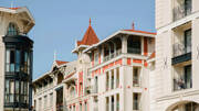 Bâtiments résidentiels avec toits rouges et balcons à Arcachon, Gironde.