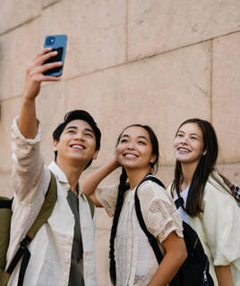 Ados qui prennent une photo selfie