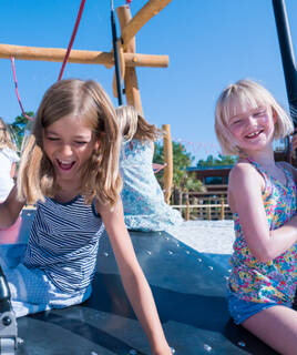 Enfants qui s'amusent dans une aire de jeu au camping