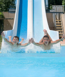 Enfants au toboggan aquatique du camping