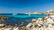 Voiliers dans les eaux turquoise de la Corse du Sud