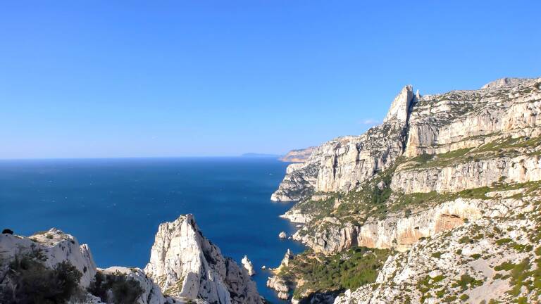 Vue panoramique des falaises blanches et de la mer Méditerranée, typique des Calanques de Marseille ou Cassis, sur la Côte d'Azur.