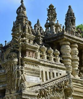 Détail des sculptures complexes du Palais Idéal du Facteur Cheval à Hauterives, un exemple d'architecture naïve.