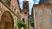 Le charmant village de Moustiers-Sainte-Marie, reconnaissable à son étoile suspendue entre deux falaises, avec ses maisons en pierre et son église, niché au cœur des Gorges du Verdon.