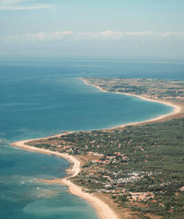 Vue aérienne de la côte et des plages de l'Île d'Oléron.