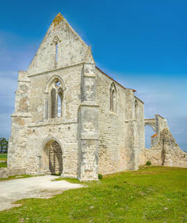 Ruines de l'Abbaye des Châteliers sur l'Île de Ré, sous un ciel bleu avec quelques nuages.